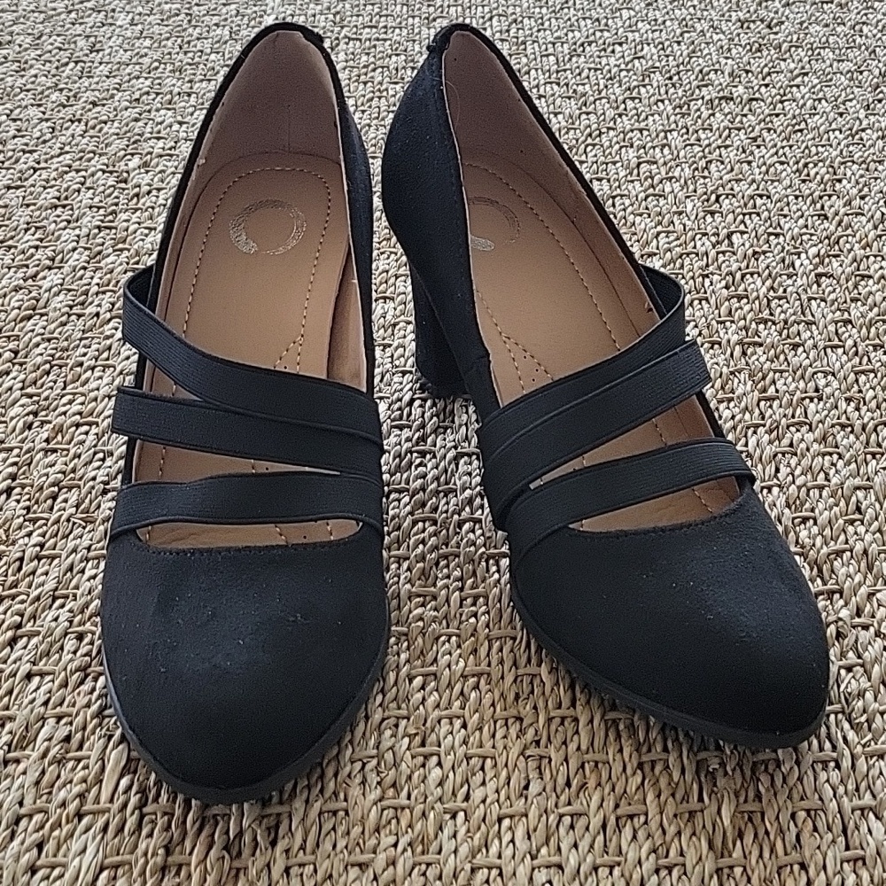 JOURNEE COLLECTION loren black suede heels. Size 7.5. Great condition.